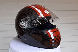 Casque décoré (Travers avant)